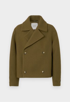 Olijfgroene, dubbelzijdige wollen jas met brede flappen en vier knopen, lange mouwen en een korte, boxy pasvorm.