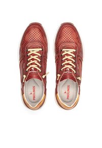 Zapatillas de cuero perforado marrón con cordones beige, suela blanca y sutiles acentos dorados. El interior presenta un forro gris claro contrastante.