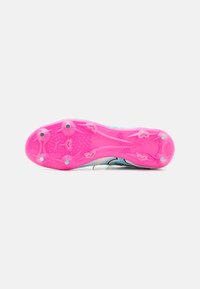 Scarpino da calcio con suola in gomma rosa, dotato di numerosi tacchetti, superficie texturizzata e parte superiore sintetica blu e bianca con accenti neri.