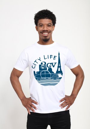 Hvid T-shirt med et blåt grafisk design af en klassisk bil og Eiffeltårnet, med teksten "CITY LIFE" i en cirkulær layout.
