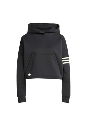 Schwarzer, kurz geschnittener Hoodie aus weichem Stoff, mit einer Fronttasche, einer Kapuze und weißen Drei-Streifen-Akzenten am linken Ärmel.