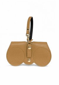 Pochette en cuir tan en forme de jumelles, avec une finition texturée, des garnitures en or, deux accents ronds et une bandoulière noire.