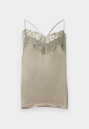 Rochie camisola bej din satin cu dantelă delicată de-a lungul decolteului și bretele subțiri, afișată pe fundal alb.