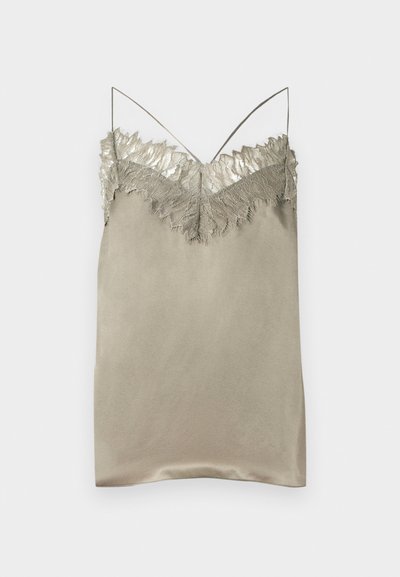 Rochie camisola bej din satin cu dantelă delicată de-a lungul decolteului și bretele subțiri, afișată pe fundal alb.