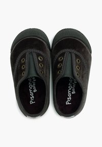 Černé nazouvací boty s sametovým svrškem, elastickými bočními částmi a zlatými očky. Vnitřek má měkké podšívky s logem. Gumové podešve.