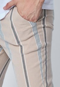 FRILIVIN À RAYURES - Pantalon classique - beige