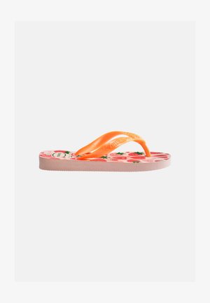 Detská žabky s oranžovými remienkami a podrážkou vzorovanou červenými jahodami a zelenými listami na svetlom podklade.