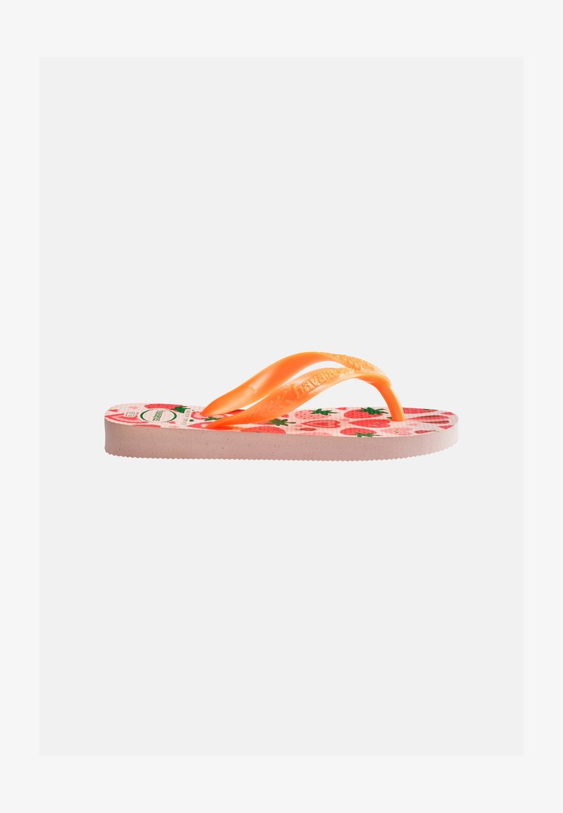 Tongs taille enfant avec brides orange et semelle ornée de motifs de fraises rouges et de feuilles vertes sur un fond clair.
