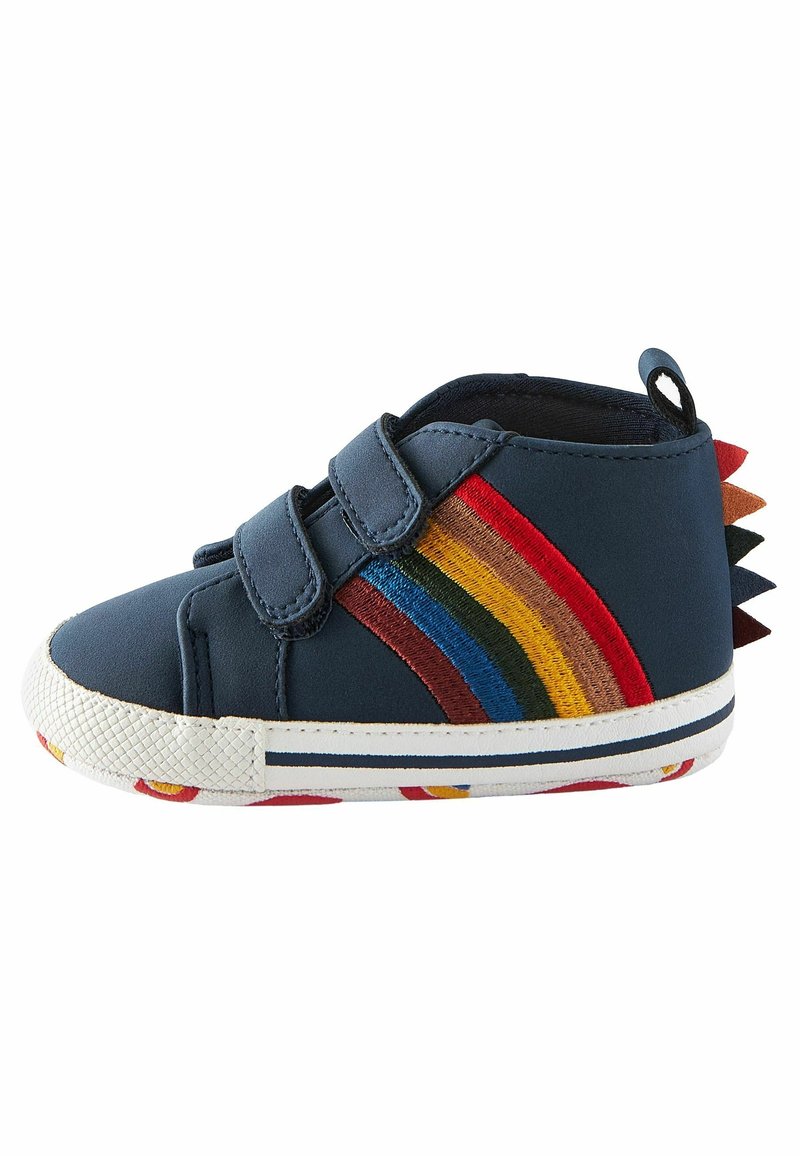 Botte de sport montante bleue avec deux bandes Velcro, rayures en tissu multicolores et détails texturés. Présente une semelle en caoutchouc à motifs et des accents colorés.