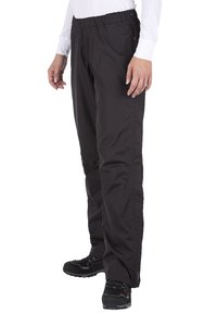Person mit schwarzen elastischen Outdoor-Hosen und schwarzen Wanderschuhen, der mit entspannten Händen an den Seiten vor einem weißen Hintergrund steht.