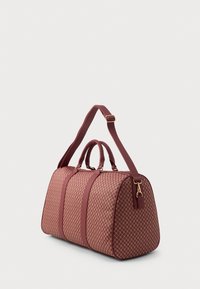 Borsa a secchiello a fantasia bordeaux con dettagli dorati, forma tondeggiante, doppi manici e tracolla regolabile, realizzata in tessuto resistente.