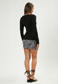 INFLUENCER V NECK - Maglione - black