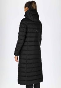 Czarny długi puchowy płaszcz z kapturem i pikowanym wzorem, z poziomymi liniami, logo z tyłu i dopasowanym krojem.