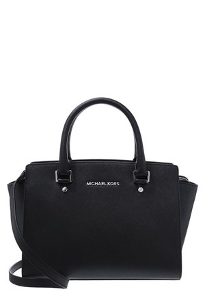 Czarna torebka Michael Kors z dwoma uchwytami, odpinanym paskiem na ramię i srebrnym logo na teksturowanej powierzchni skóry.