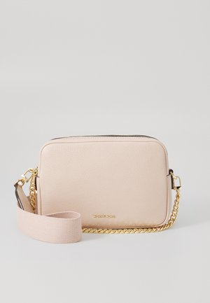 Sac à bandoulière en cuir rose avec une chaîne dorée et un logo. Fermeture à glissière et finition texturée. Forme rectangulaire compacte.