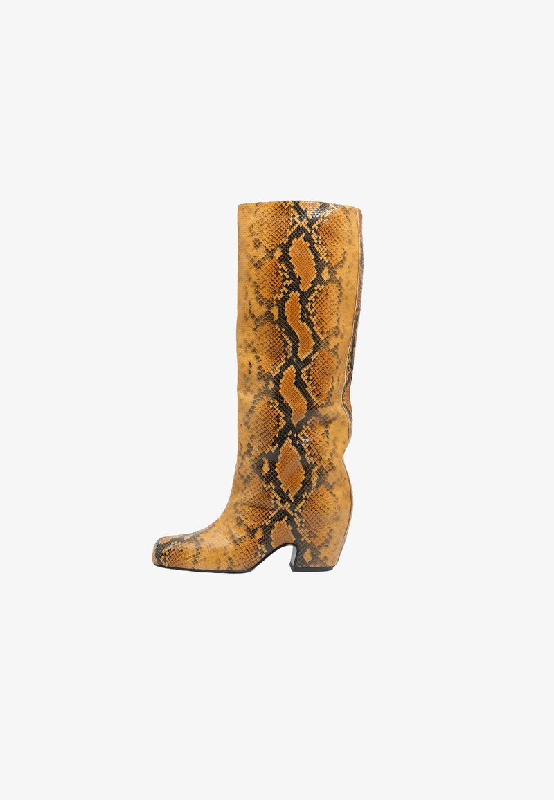 Knee-high, jasne żółte buty z wzorem w skórę węża, z wygiętym obcasem i gładką fakturą. Czarne akcenty wzdłuż wzoru.