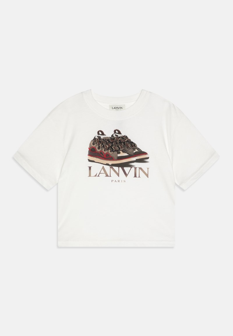 Baltas trumpa rankove T-shirt'as, su sportinio batelio dizaino grafika, o apačioje spausdinta „LANVIN PARIS“ pilnais rudos ir raudonos spalvomis.