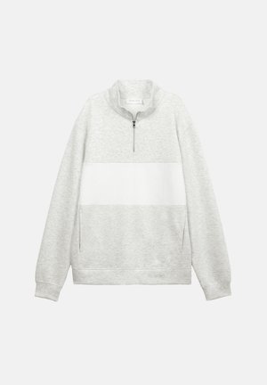 Jasnoszara bluza z pulowerem, z białym poziomym paskiem, kołnierzem na półzamek, długimi rękawami i bocznymi kieszeniami.