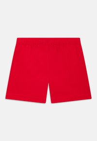 Shorts rouges avec une taille élastique, fabriqués à partir d'un matériau lisse. Présente un design simple et une coupe droite, sans accents supplémentaires.
