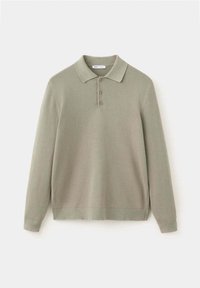 Pull polo tricoté manches longues vert olive clair avec trois boutons et col plié, présenté sur un fond blanc uni.