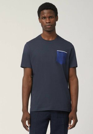 Harmont & Blaine CON TASCHINO - T-shirt con stampa - blu scuro