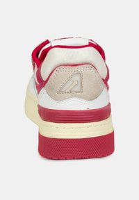 Sneaker rosse e bianche con suola in gomma testurizzata, colletto imbottito e un accento in camoscio sul tallone. Presenta un dettaglio del logo sul retro.