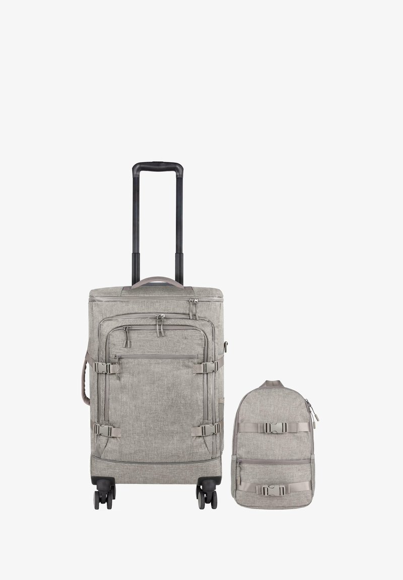 Grauer Koffer mit ausziehbarem Griff und Rollen, ausgestattet mit vorderen Reißverschlusstaschen und Riemen. Passender grauer Rucksack mit vorderen Riemen.