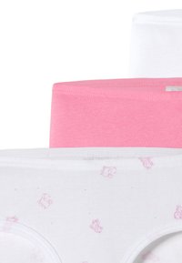 Drei Paare Baumwollunterhosen für Kinder: ein pinkes, einfarbiges Paar, ein weißes Paar mit kleinen pinken Tiermotiven und ein schlichtes weißes Paar im Hintergrund.