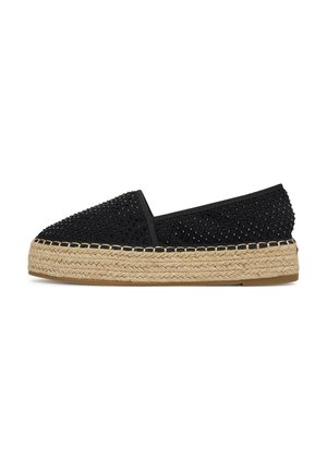 Črne mrežaste čevlje z univerzalnim vložkom in pletenim jute podplatom ter zaobljenim nosom. Opremljeni so z teksturirano zgornjimi deli in kontrastnim rjavim šitjem.