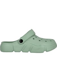 Hellgrüne Kunststoff-Clogs mit Riemen, belüfteten Löchern, strukturiertem Sohlen und einem Knopf-Detail für eine verstellbare Passform.