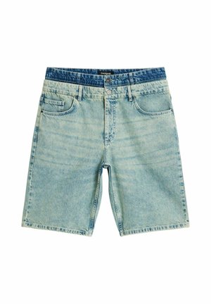 Lyseblå denimshorts med en mørkere blå linning, knaplukning, forlommer og bæltestropper, lagt fladt på en hvid baggrund.