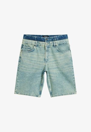 Lyseblå denimshorts med en mørkere blå linning, knaplukning, forlommer og bæltestropper, lagt fladt på en hvid baggrund.