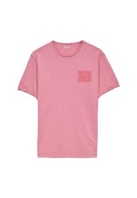 Camiseta de manga corta rosa hecha de tejido suave con cuello redondo y un logotipo texturizado "SALSA JEANS" en el área del pecho izquierdo.