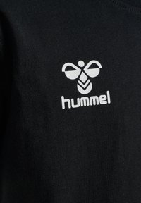 Schwarzes Baumwoll-T-Shirt mit weißem Logo, das eine stilisierte Biene und darunter das Wort "hummel" zeigt, mit glatter Textur und minimalistischem Design.
