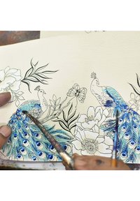 Pfau-Illustration auf cremefarbenem Papier, mit filigranen blauen und grünen Federn mit Augenmustern, umgeben von floralen Umrissen und Blättern.