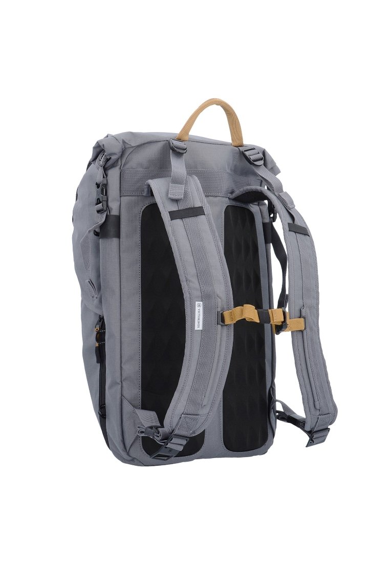 Mochila de tela gris con un panel trasero negro texturizado, correas ajustables y un asa en la parte superior, que presenta acentos amarillos y cremalleras laterales.