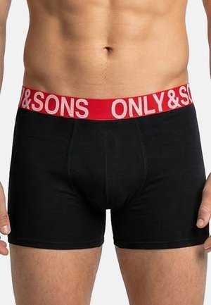 Mandlig torso iført sorte boksershorts med en rød linning med teksten "ONLY & SONS" i fed hvide bogstaver.