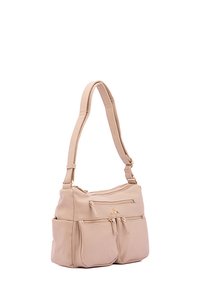 Borsa a mano in pelle beige con una sola tracolla regolabile, due tasche frontali con zip e una finitura morbida e testurizzata. Presenta dettagli in metallo dorato.