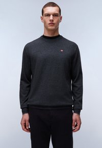 Donkergrijze sweatshirt van zacht materiaal, met een ronde hals en geribde boorden. Kleine logo-detail op de borst.