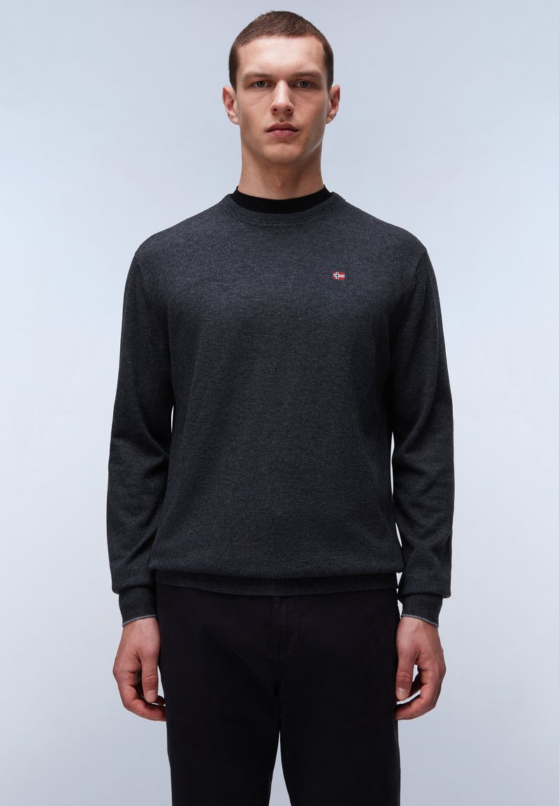 Donkergrijze sweatshirt van zacht materiaal, met een ronde hals en geribde boorden. Kleine logo-detail op de borst.