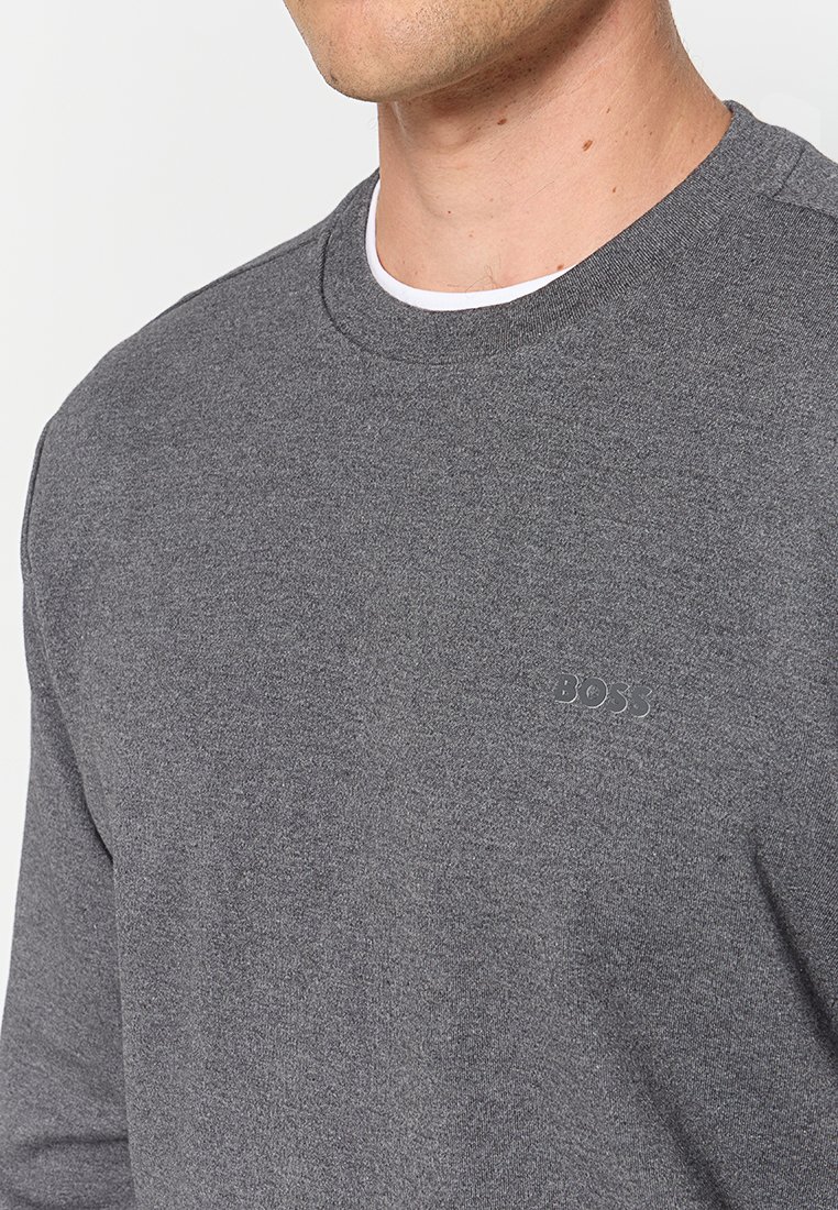 Sudadera gris hecha de tela mezclada, con cuello redondo, puños acanalados y un logo emblema discreto en el pecho.