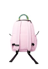 Roze rugzak met een gestructureerde afwerking, gewatteerde banden en een geweven handvat in blauw en groen. Beschikt over een ritssluiting en zijvakken.