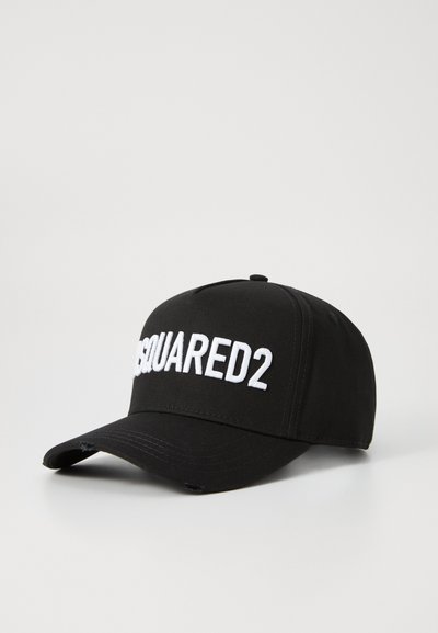 Casquette noire en tissu, dotée d'une visière incurvée et du logo blanc brodé "DSQUARED2" sur le devant. Design traditionnel de casquette de baseball.