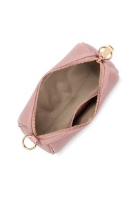 Klein roze leren tasje met een gouden rits, gedeeltelijk open, waardoor de beige stoffen binnenkant en een klein binnenzakje zichtbaar zijn.