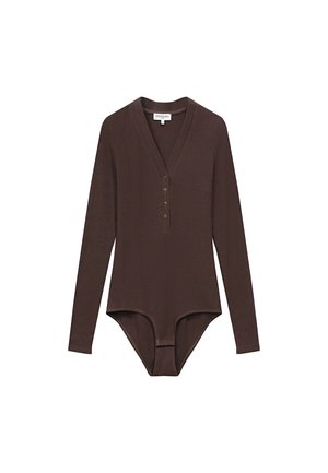 Bodysuit à manches longues en tissu côtelé marron foncé, avec un col en V, une patte de boutonnage à cinq boutons et un ajustement serré en bas.