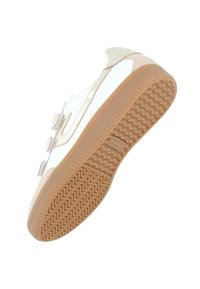 Zapatillas blancas y tostadas con un upper liso, que presentan tres cierres de correa y una suela de goma con un patrón texturizado para mayor agarre.