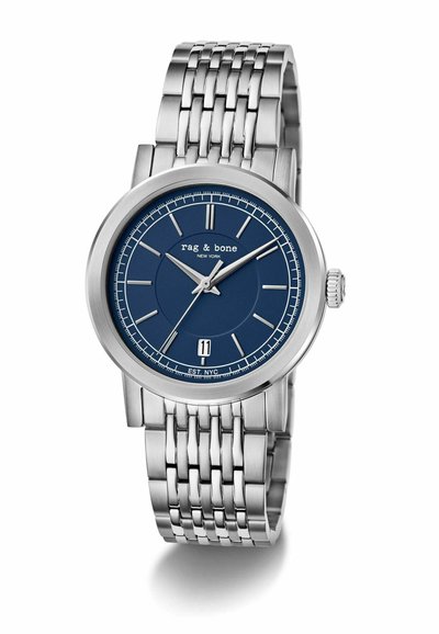 Montre-bracelet en métal argenté avec cadran bleu, marqueurs argentés, fenêtre de date à 6 heures et logo "rag & bone" sur le cadran.