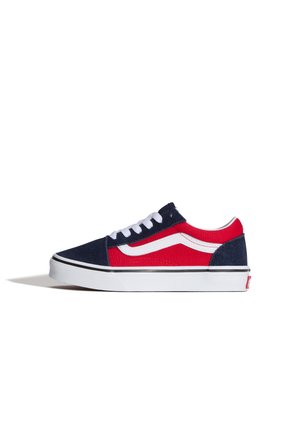 Nízký sportovní boty s červeným plátnem, tmavě modrými semišovými doplňky, bílým bočním pruhem, bílými tkaničkami a bílou gumovou podrážkou s černým lemováním.