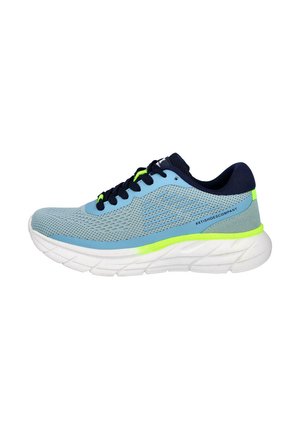 Zapatilla deportiva de color azul claro con parte superior de malla, acentos en azul oscuro y una entresuela blanca que presenta una franja amarilla-verde brillante.