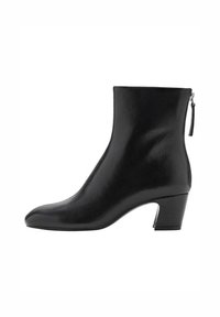 Bottines noires en cuir lisse, avec un bout pointu, un talon moyen et une fermeture éclair sur le côté pour un enfilage facile. Design simple avec des accents minimaux.